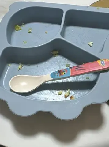 Plato infantil vacío después de comer